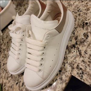 EUR SIZE 40. Metallic silver on back. Comes w/ box